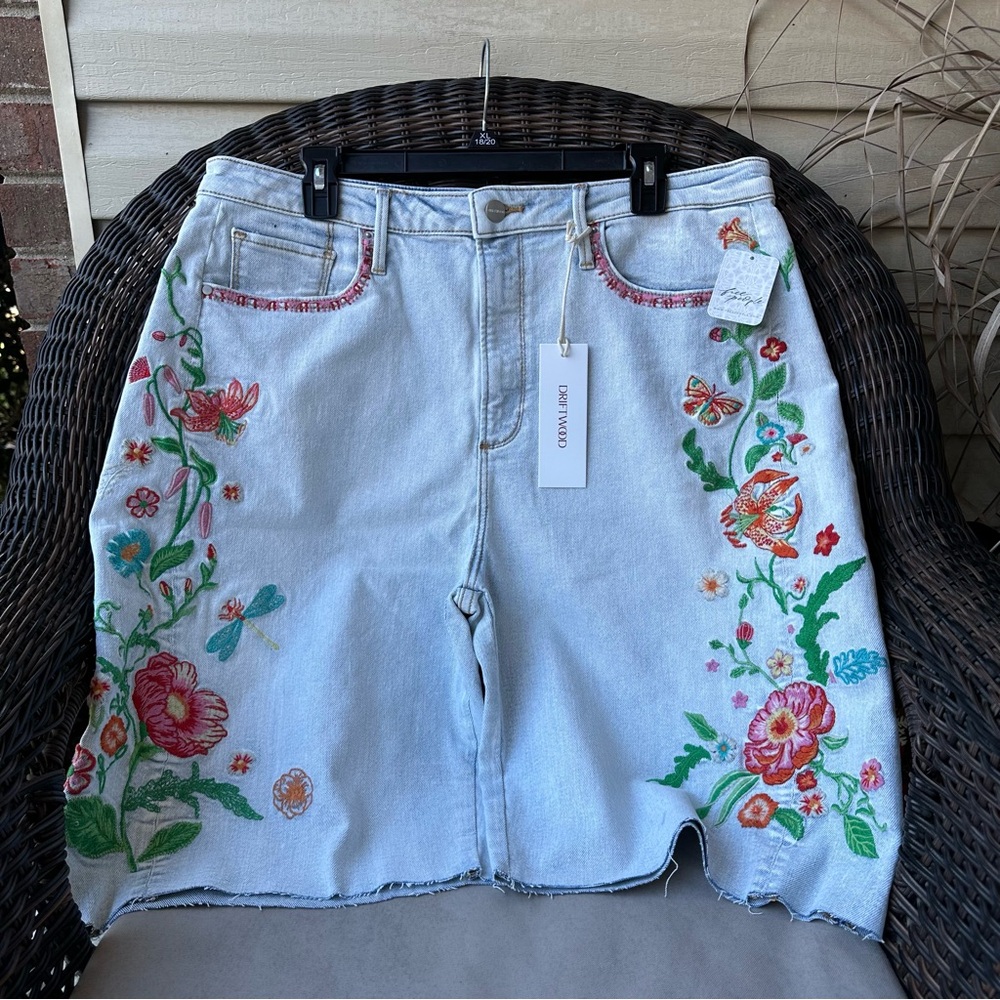 Driftwood Palmer Barrel Short - Gardenia Dreams 34x11